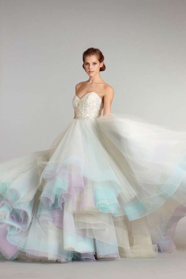 Những mẫu váy cưới tuyệt đẹp không mang tone trắng truyền thống