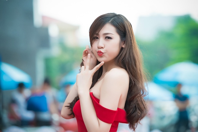 Tú Anh sexy với đầm hở vai