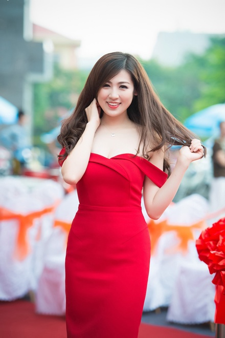 Tú Anh sexy với đầm hở vai