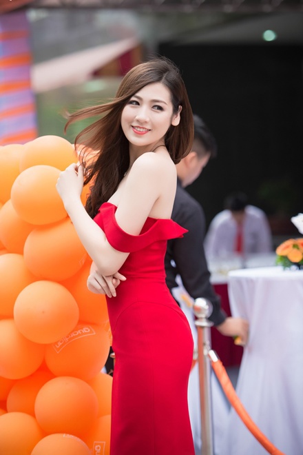 Tú Anh sexy với đầm hở vai