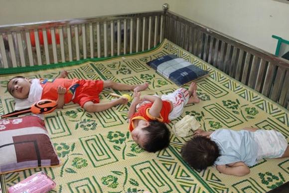 Trẻ em chùa Bồ Đề quây quần trong ngôi nhà mới