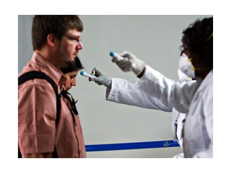 Hàng không thế giới đồng loạt hủy chuyến tránh virus Ebola