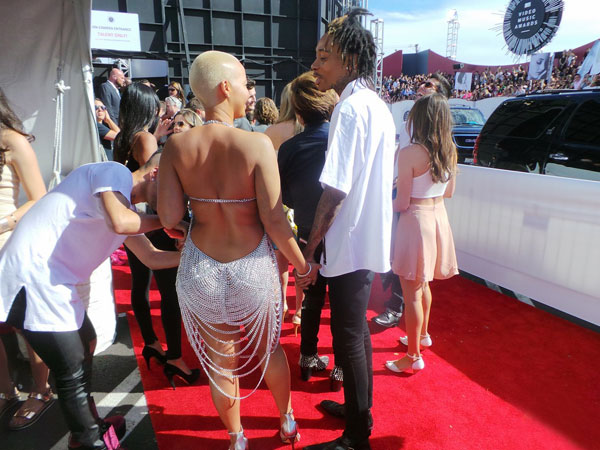 Người đẹp gần như khỏa thân trên thảm đỏ MTV VMAs