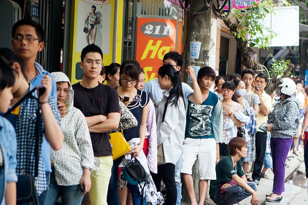Người dân xếp hàng đông kín tại cửa hàng bánh Trung thu cổ truyền