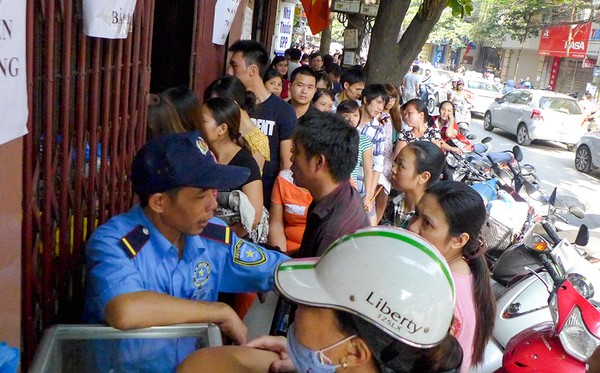 Người dân xếp hàng đông kín tại cửa hàng bánh Trung thu cổ truyền