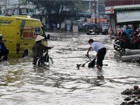 Đường Sài Gòn lại ngập tới yên xe sau cơn mưa lớn
