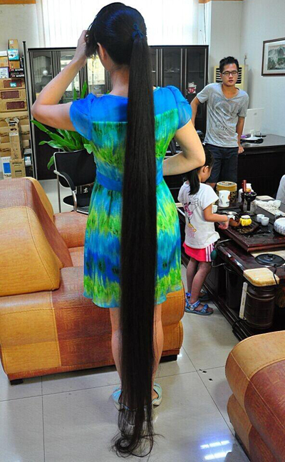 Bán đấu giá tóc dài 2 m để làm từ thiện   