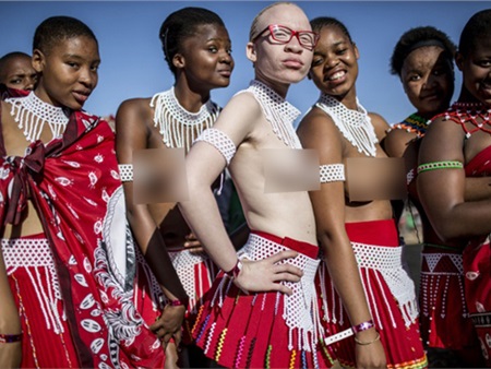 Gái trinh Nam Phi 'thả rông' nhảy múa trước mặt vua