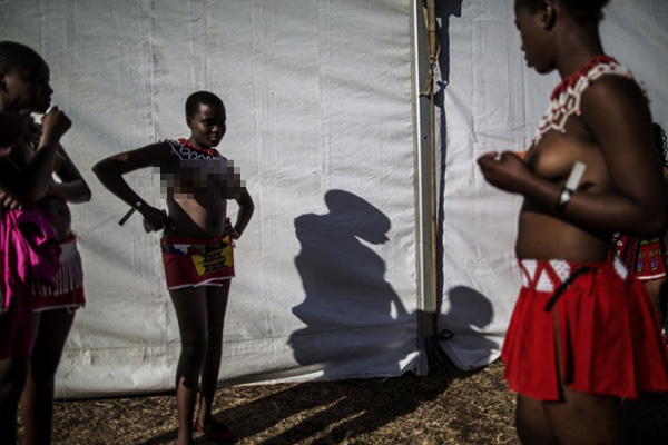 Gái trinh Nam Phi 'thả rông' nhảy múa trước mặt vua   