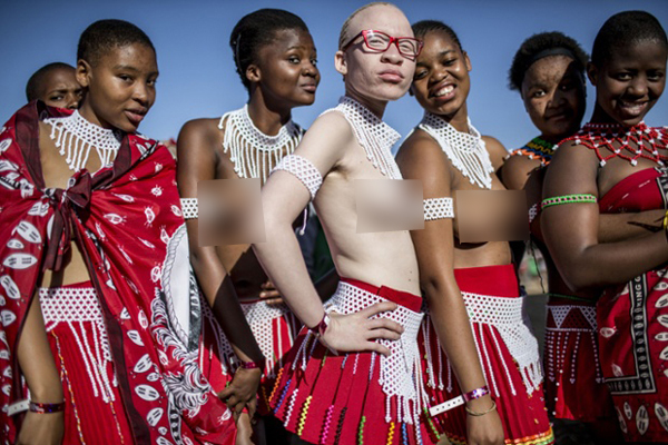 Gái trinh Nam Phi 'thả rông' nhảy múa trước mặt vua   