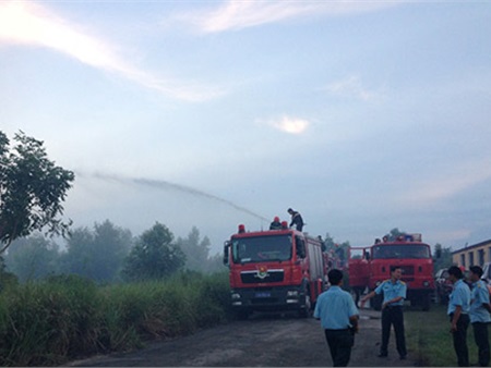 Cháy lớn gần sân bay Đà Nẵng, nghìn người dập lửa