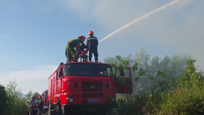 Cháy lớn gần sân bay Đà Nẵng, nghìn người dập lửa
