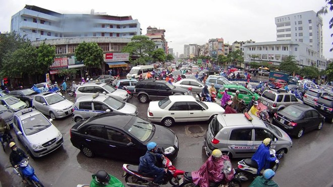 Giao thông thủ đô rối loạn sau bão Chim Mòng biển