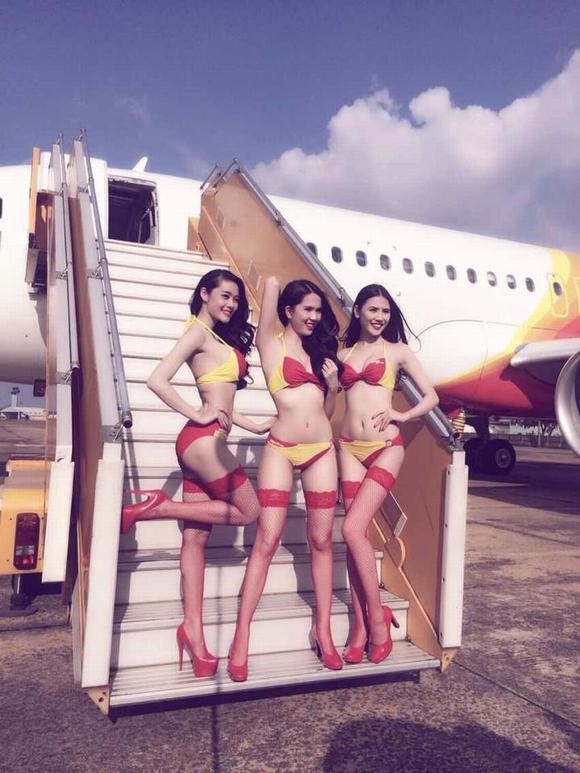 Ngọc Trinh uốn éo mặc đồ tắm quảng cáo Vietjet Air