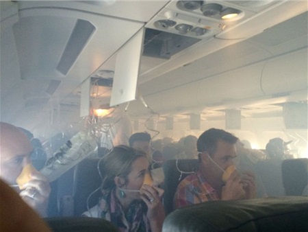 Phi cơ đáp khẩn cấp, khói ngập khoang hành khách