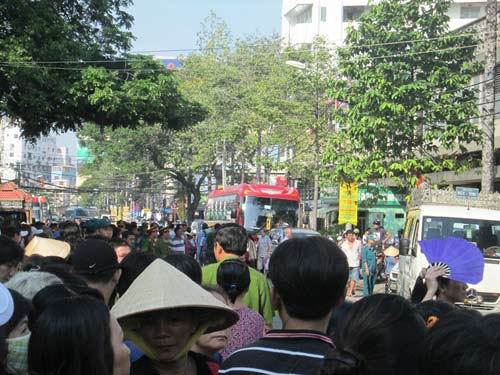 Dòng người tiễn đưa 7 nạn nhân chết cháy ở Sài Gòn