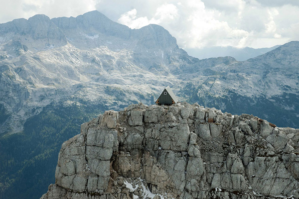 Thót tim ngủ trong căn lều gỗ trên đỉnh núi hơn 2.500m
