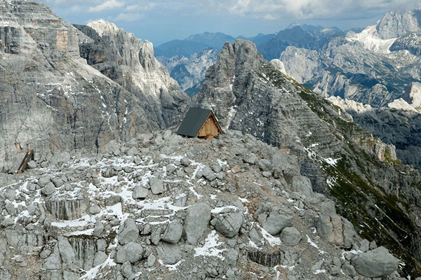 Thót tim ngủ trong căn lều gỗ trên đỉnh núi hơn 2.500m