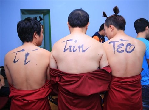 Trấn Thành khoe bụng "6 múi" với Việt Hương