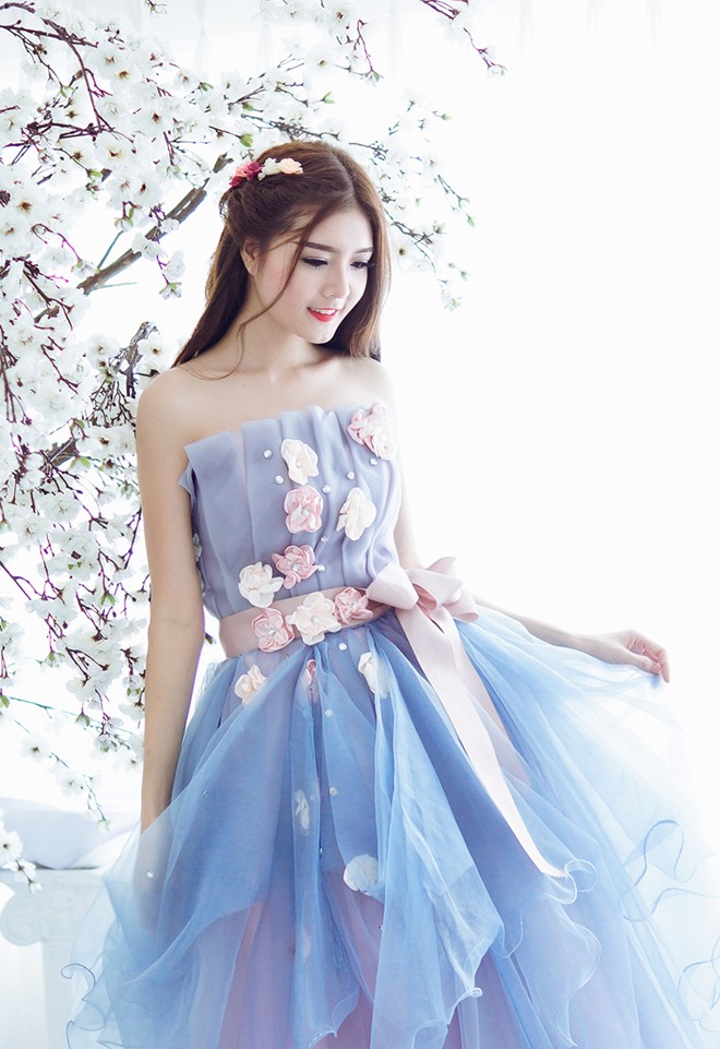 Lily Luta hóa công chúa gợi cảm với váy cưới xanh ngọc