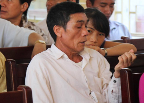 Tòa bất ngờ hoãn phiên xử, dân đòi đánh Lý Nguyễn Chung
