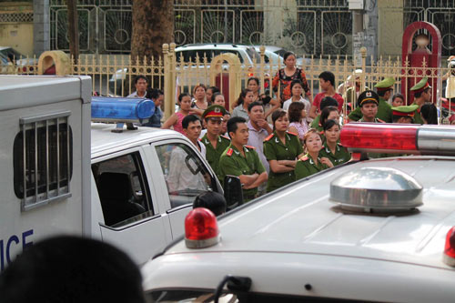 Tòa bất ngờ hoãn phiên xử, dân đòi đánh Lý Nguyễn Chung