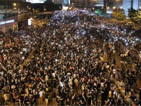 Người biểu tình ca hát, thắp sáng đường phố Hong Kong