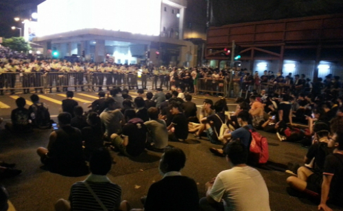 Người biểu tình ca hát, thắp sáng đường phố Hong Kong