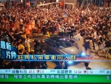 Xe lao như bay giữa đám đông biểu tình ở Hong Kong