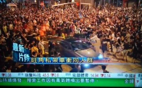 Xe lao như bay giữa đám đông biểu tình ở Hong Kong