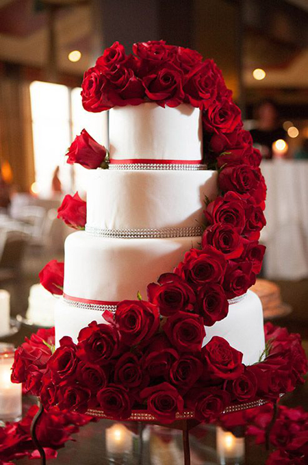 Màu đỏ ấm áp trang trí cho bánh cưới