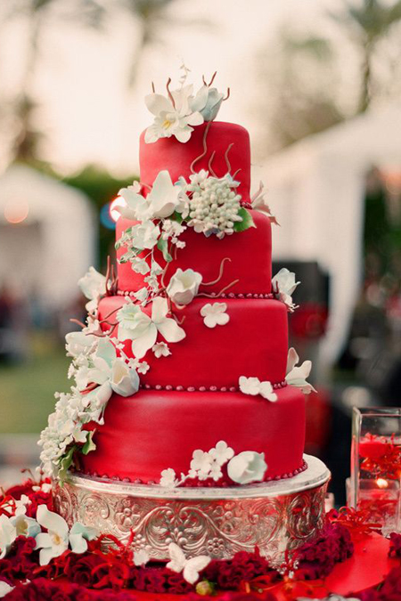 Màu đỏ ấm áp trang trí cho bánh cưới