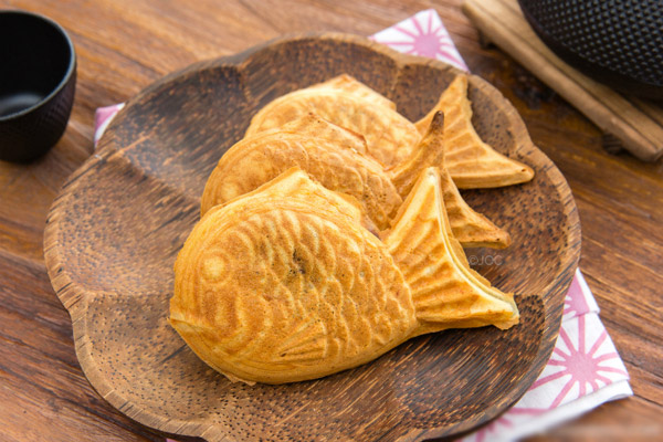 Thưởng thức bánh cá taiyaki Nhật Bản giòn bùi