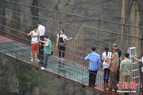 Choáng váng với cây cầu bằng kính ở độ cao 180m