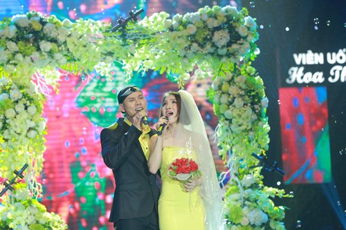 Vợ chồng Phan Đinh Tùng lần đầu khoe con gái trên sân khấu 