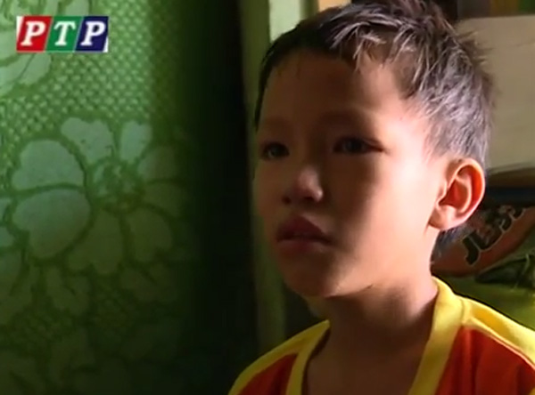 Cậu bé Huỳnh Trọng Ơn bán bánh xèo nuôi cả nhà tại Phú Yên