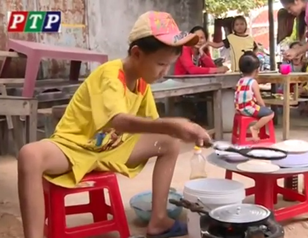 Cậu bé Huỳnh Trọng Ơn bán bánh xèo nuôi cả nhà tại Phú Yên