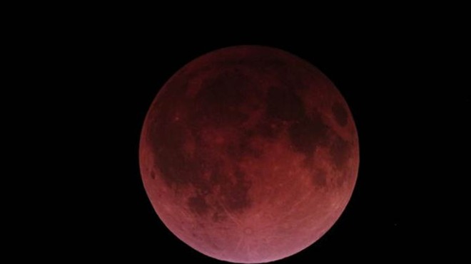 Cảnh tượng 'trăng máu' khắp hành tinh