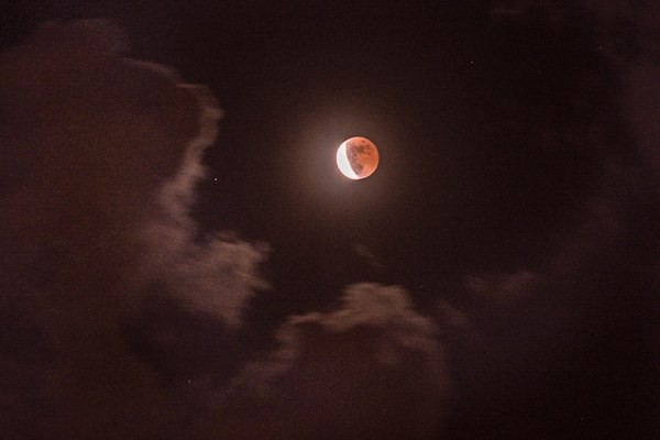 Ngắm trọn vẹn hình ảnh "mặt trăng máu" trên bầu trời Việt Nam