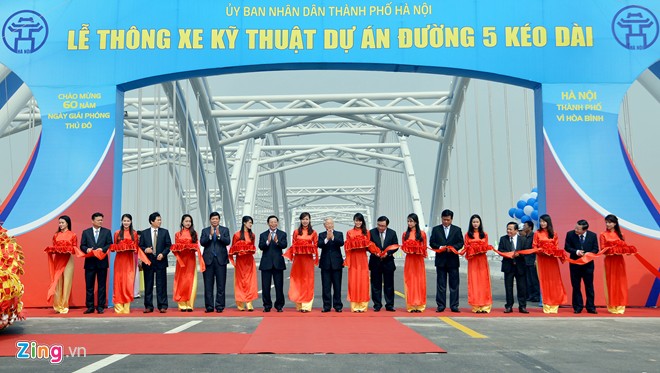 Thông xe cầu vòm thép 3.000 tấn đầu tiên ở Việt Nam