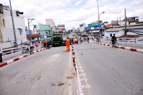 Nhiều người “phi thân” từ cầu xuống để né "xe điên"    