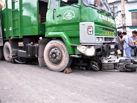 Nhiều người “phi thân” từ cầu xuống để né "xe điên"