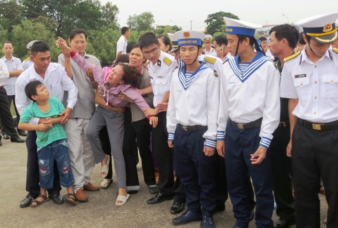 Con trai khóc ngất đón thi thể cha hy sinh ở nhà giàn DK1