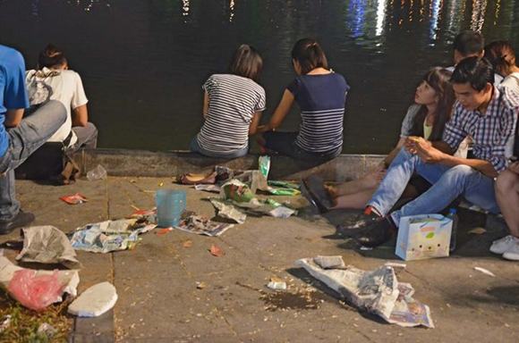Sau đêm bắn pháo hoa, Hồ Gươm la liệt rác