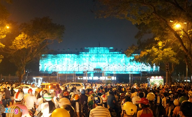 Hàng ngàn người chen nhau xem 3D Mapping ở Sài Gòn