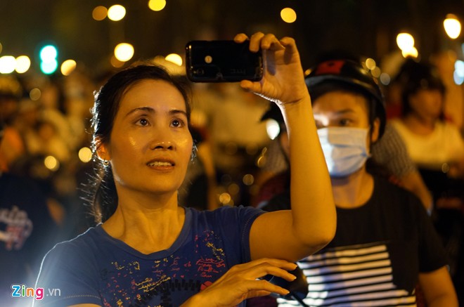 Hàng ngàn người chen nhau xem 3D Mapping ở Sài Gòn