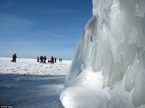Động băng tuyệt đẹp bên hồ nước ngọt lớn nhất TG