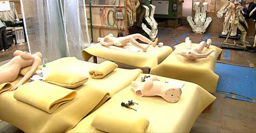 Tới thăm công xưởng búp bê tình dục hàng đầu Nhật Bản