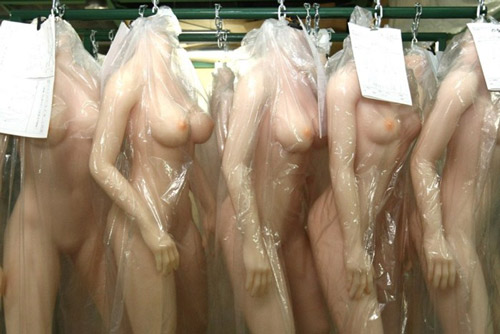 Tới thăm công xưởng búp bê tình dục hàng đầu Nhật Bản