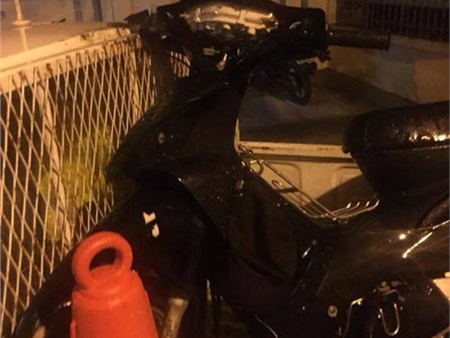 Video: Xế hộp bỏ chạy, kéo lê xe máy dưới gầm suốt 2 km